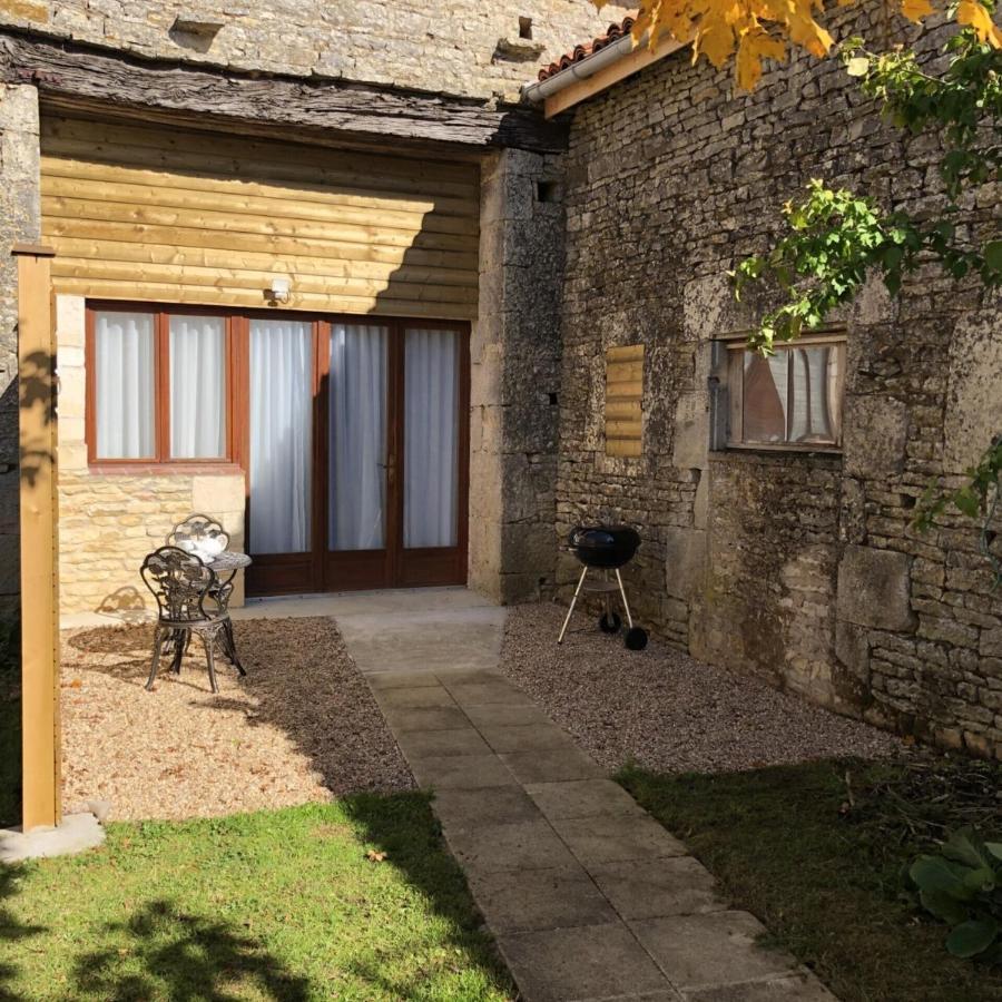 Blacksmiths Apartment In Blanzay - 1 Bed Exterior photo