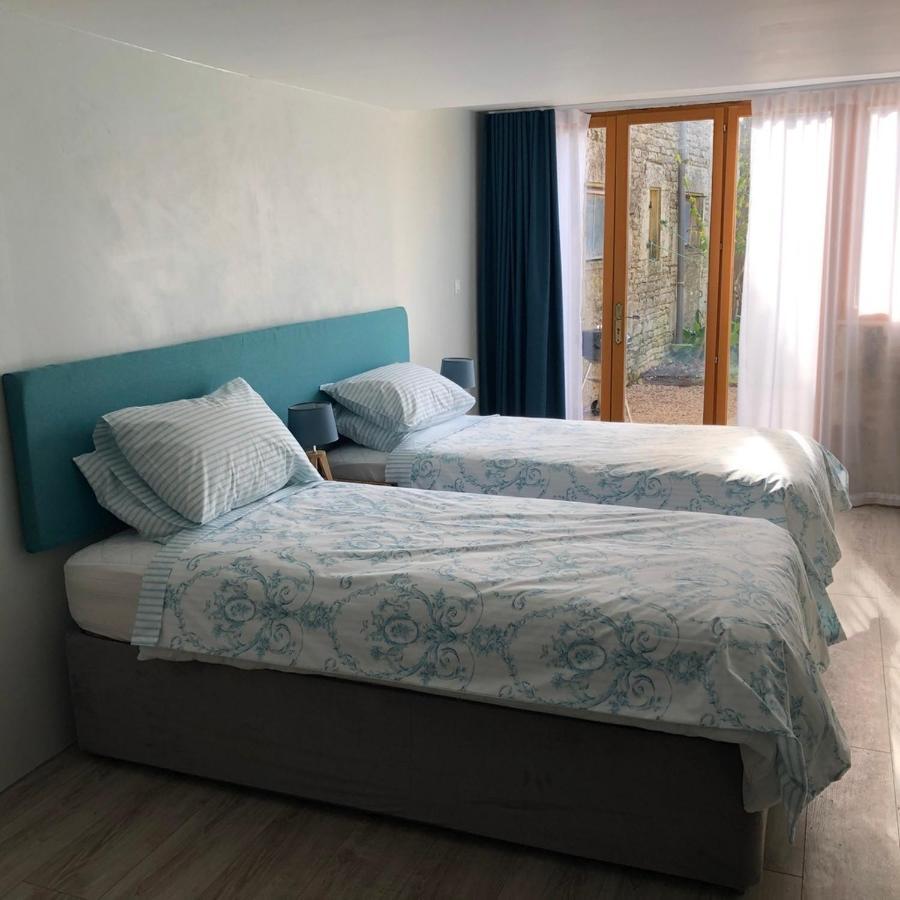 Blacksmiths Apartment In Blanzay - 1 Bed Exterior photo