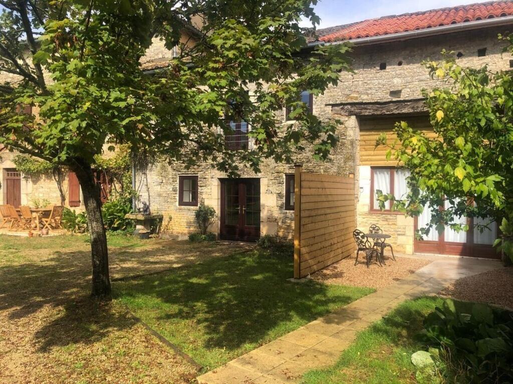Blacksmiths Apartment In Blanzay - 1 Bed Exterior photo