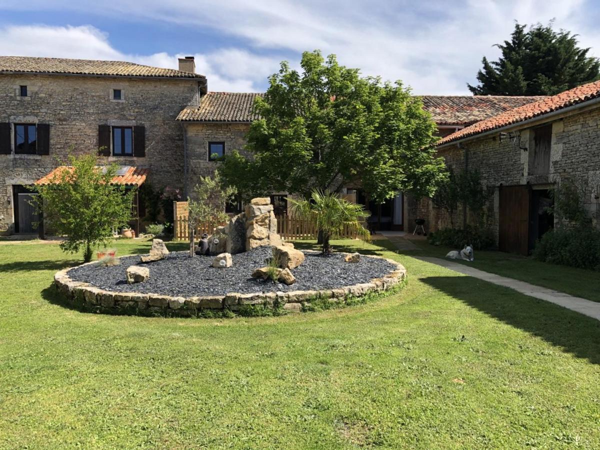 Blacksmiths Apartment In Blanzay - 1 Bed Exterior photo